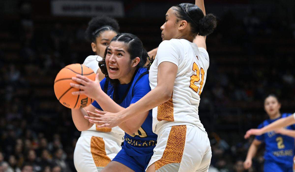 Clovis Highs Yazmin Aguilera, center, drives through Clovis West’s Riley Walls, left, and Malohni Warren, right, in the CIF Division I Girls Basketball Championship Saturday, March 1, 2025 in Fresno.