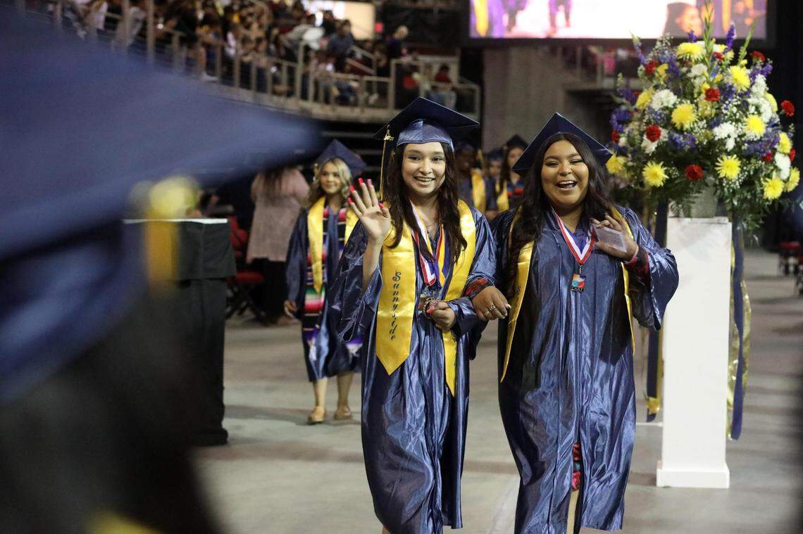 Graduados durante la ceremonia de graduación de Sunnyside High celebrada en el Save Mart Center, el 6 de junio de 2023.