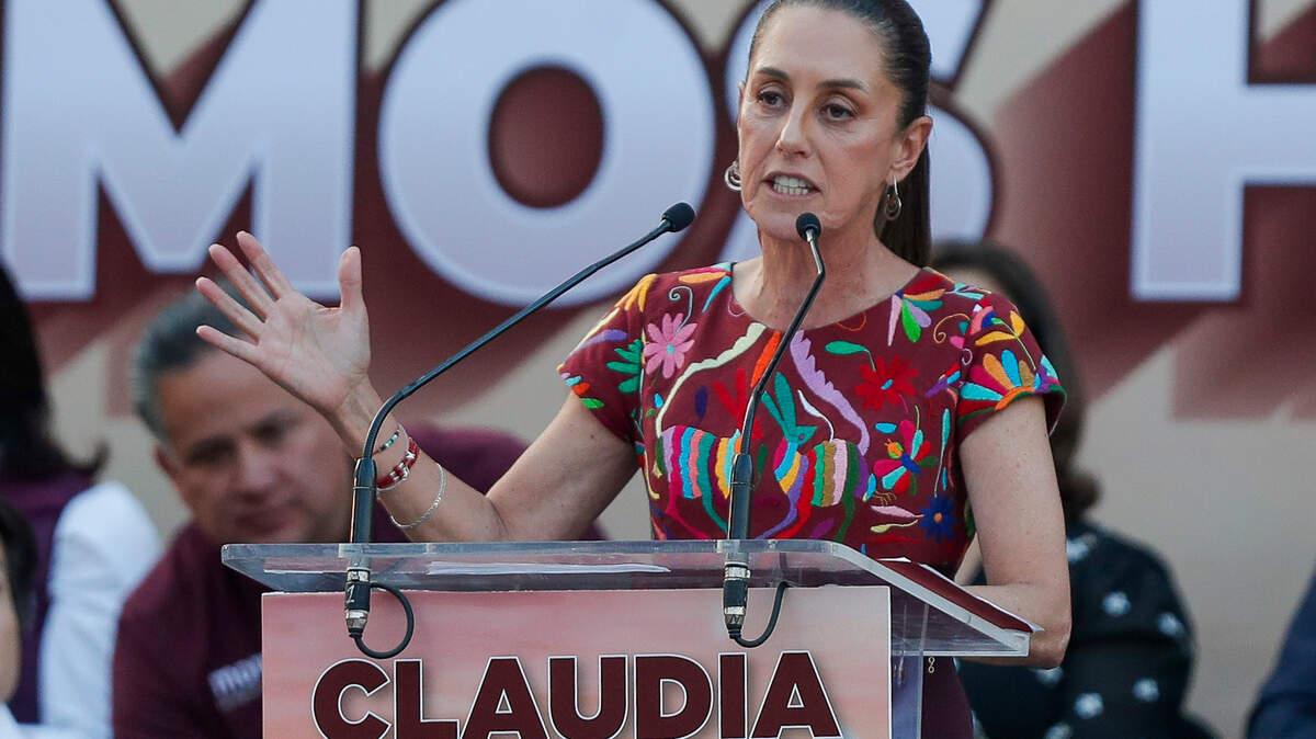 La candidata por el oficialista Movimiento de Regeneración Nacional (Morena), Claudia Sheinbaum, habla durante su cierre de precampaña en el Monumento a la Revolución el 18 de enero en la Ciudad de México.