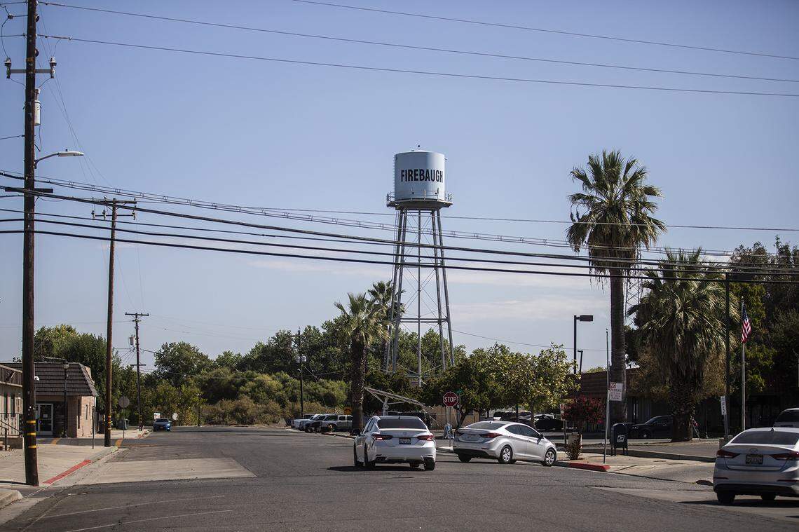 The water tower in Firebaugh on Sept. 11, 2025. Photo by Larry Valenzuela, CalMatters/CatchLight Local