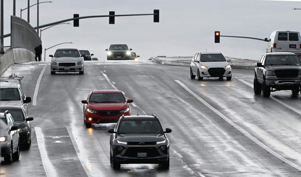 Traffic crosses Highway 99 at Clinton Avenue after heavy thunderstorms and winds were forecast by the National Weather Service for Christmas Eve Wednesday morning, Dec. 24, 2025 in Fresno.