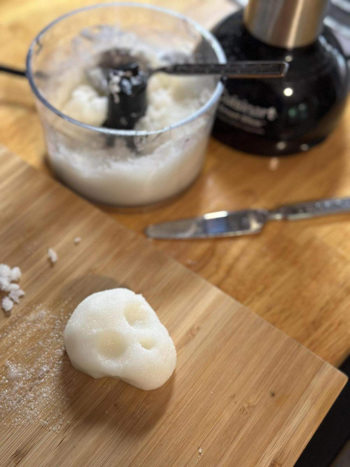Mezclando azúcar para esculpir calaveras (en lugar de usar un molde tradicional).