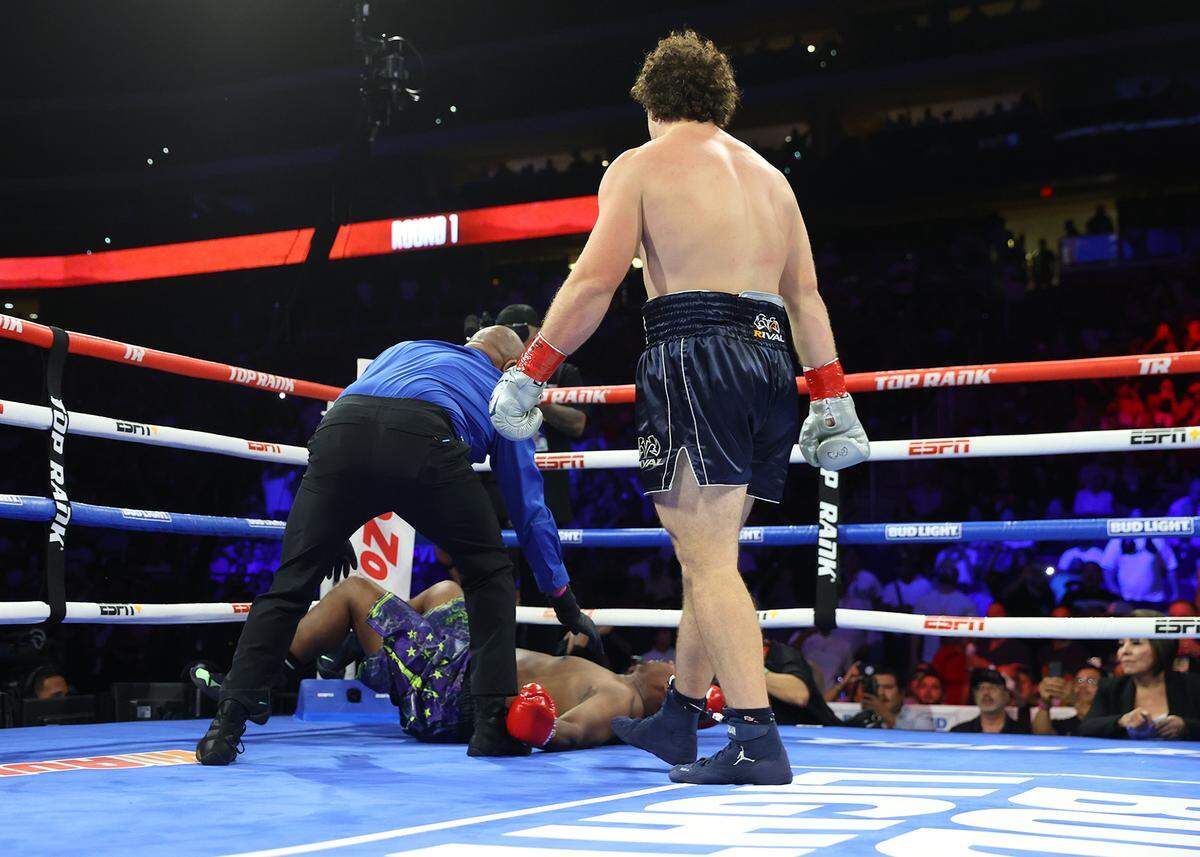 Richard Torrez Jr. derriba a Willie Jake Jr. durante su pelea de peso pesado en el Desert Diamond Arena, el sábado 12 de agosto de 2023, en Glendale, Arizona.