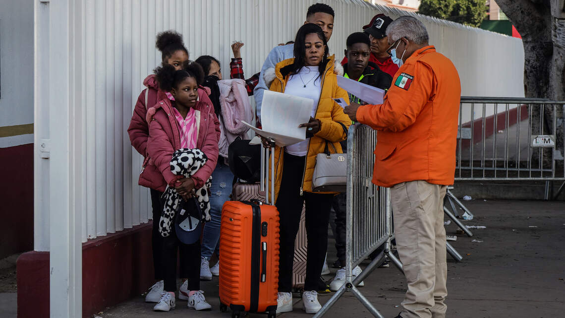 Migrantes pagan hasta 40,000 dólares por amparos para llegar a la frontera norte de México
