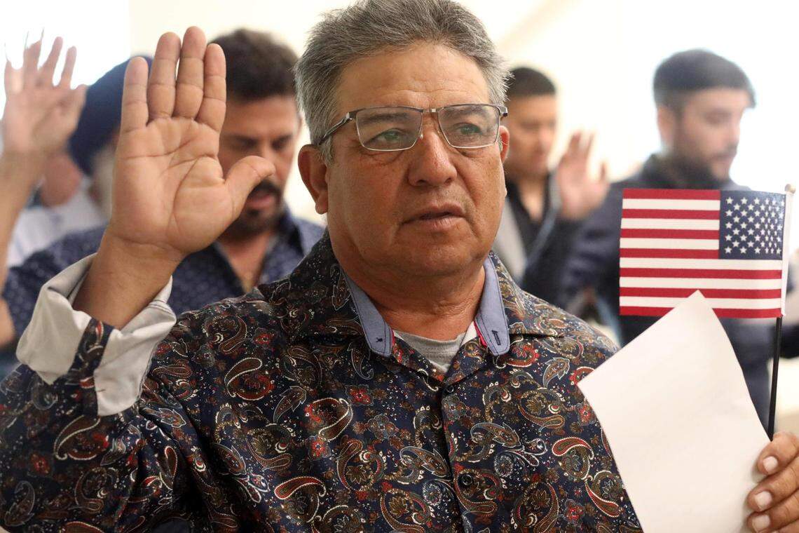 Juan Santa Cruz Larios, de origen mexicano, es una de las personas del Valle proveniente de varios países que tomaron juramento a la bandera de los Estados Unidos la mañana del miércoles (26 de abril) durante una ceremonia de naturalización en la oficina del Servicios de Inmigración y Ciudadanía de los Estados Unidos en Fresno.
