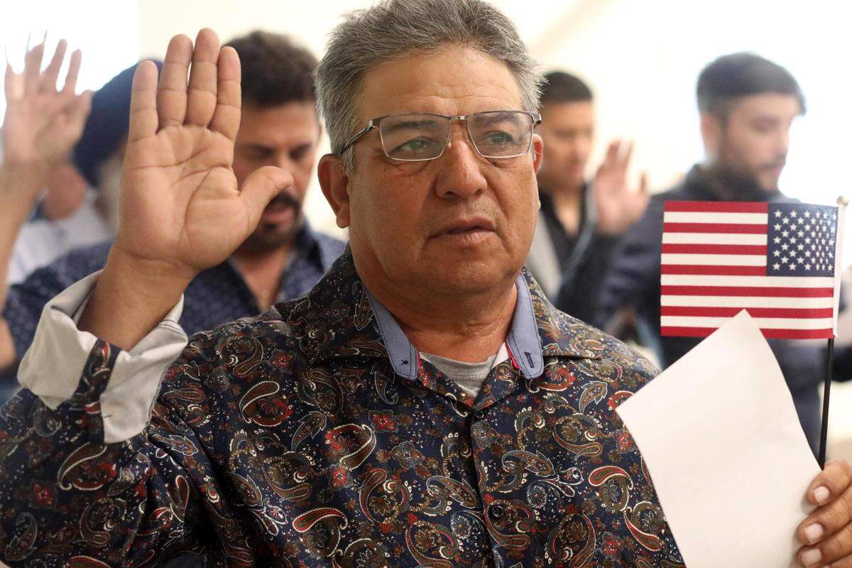 Juan Santa Cruz Larios, de origen mexicano, es una de las personas del Valle proveniente de varios países que tomaron juramento a la bandera de los Estados Unidos la mañana del miércoles (26 de abril) durante una ceremonia de naturalización en la oficina del Servicios de Inmigración y Ciudadanía de los Estados Unidos en Fresno.