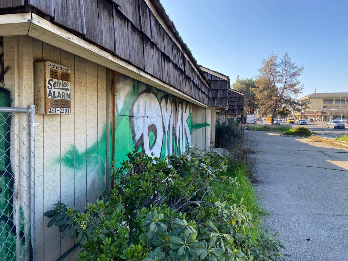 An office building at 695 W. Shaw Ave. sticks out in the Fig Garden neighborhood with its unkempt grass and walls covered in tagging on Wednesday, Jan. 26, 2022.