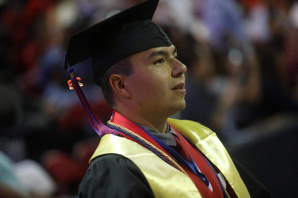 Sylas Ramos se graduó con una licenciatura en administración de empresas de Fresno State, el viernes por la mañana. Fue el medallista del decano de la Escuela de Negocios Craig.