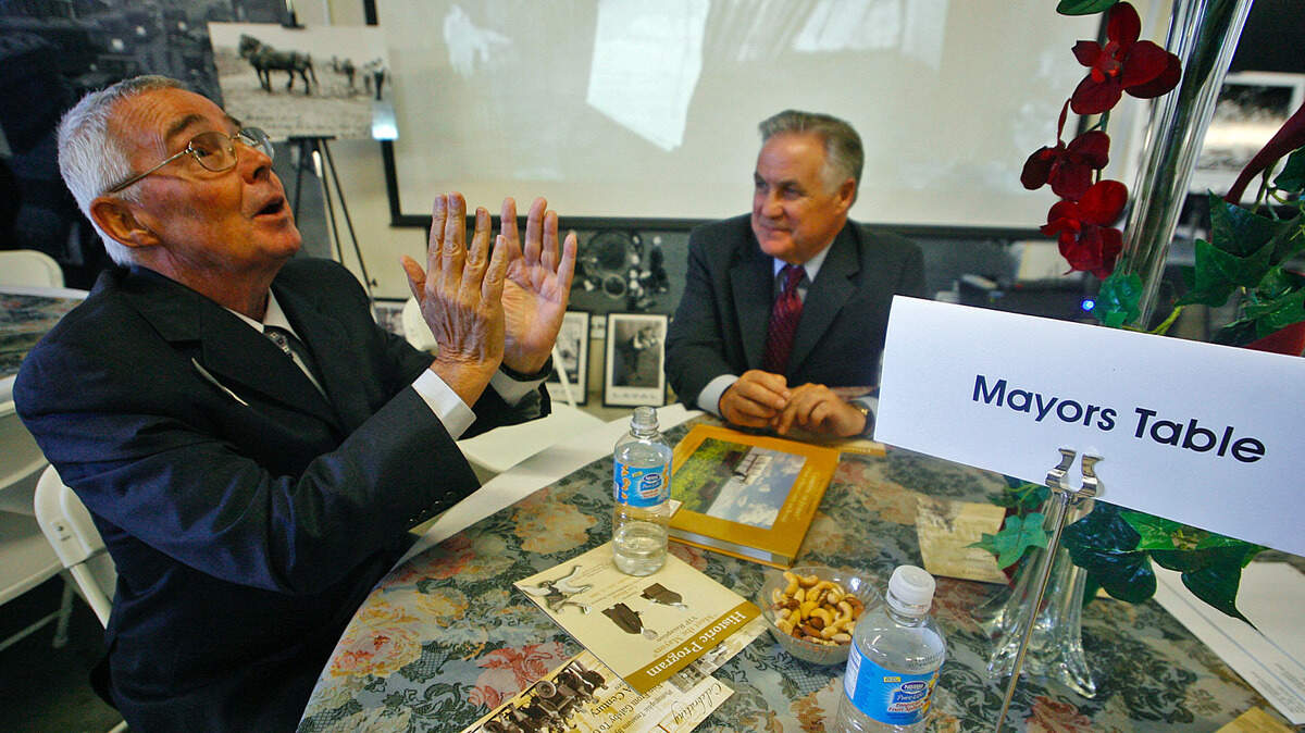 Former Fresno mayors Dale Doig, left, and Jim Patterson share stories during a “Meet the Mayors” fundraiser for the Pop Laval Foundation in July 2009. Doig died Feb. 10, 2022, at age 86.