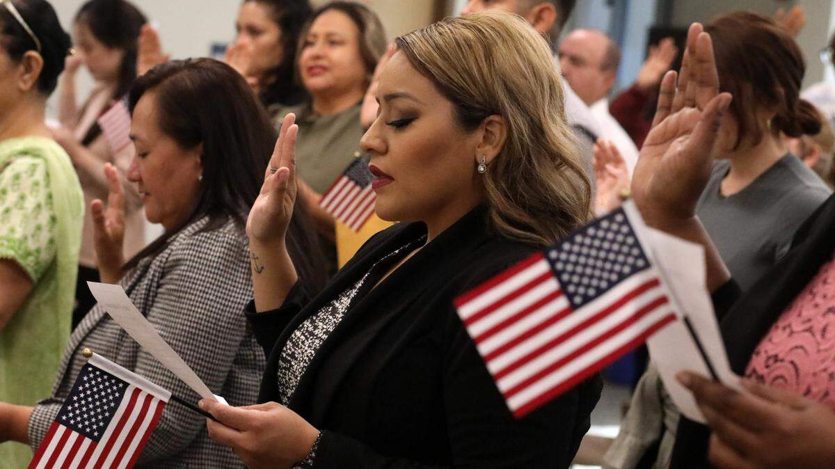 Ana Karina Alcaraz fue una de las 42 personas provenientes de 13 países que tomaron juramento a la bandera de los Estados Unidos el martes (26 de septiembre) durante una ceremonia de naturalización en Fresno.