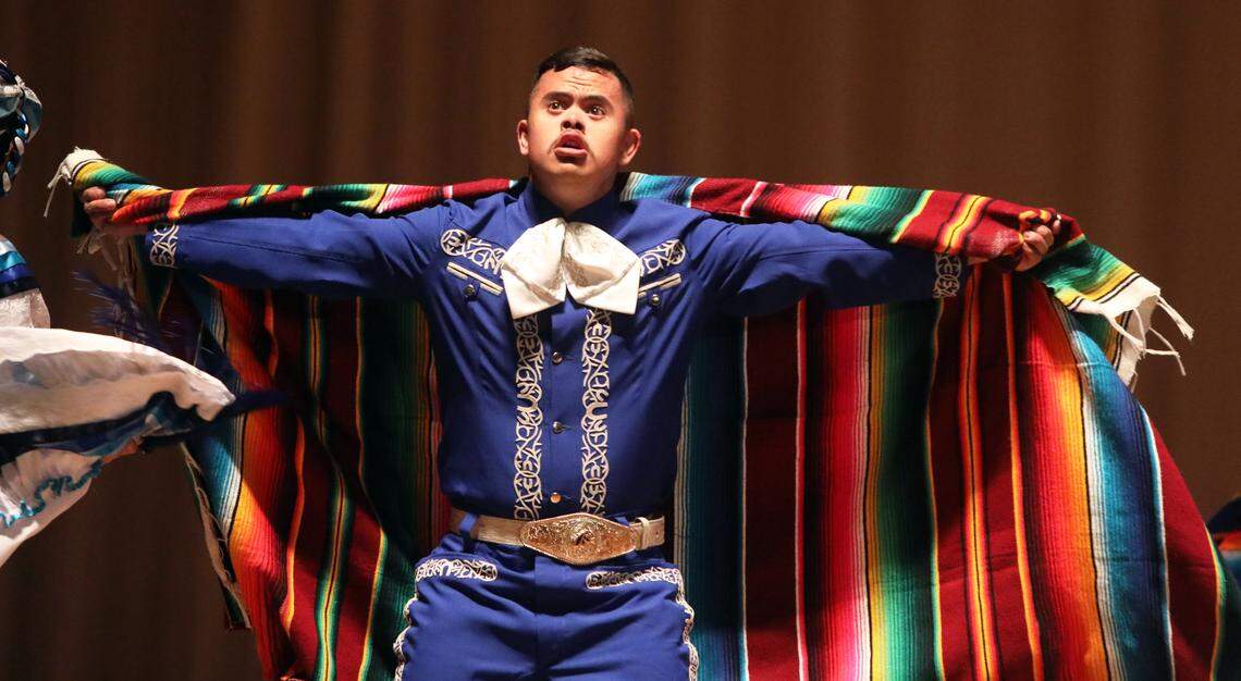 El Grupo Folklórico Sueños y Esperanzas de Whittier interpretó danzas de Jalisco durante la presentación del Festival Danzantes Unidos en el Warnors Theatre, el 23 de marzo de 2024.