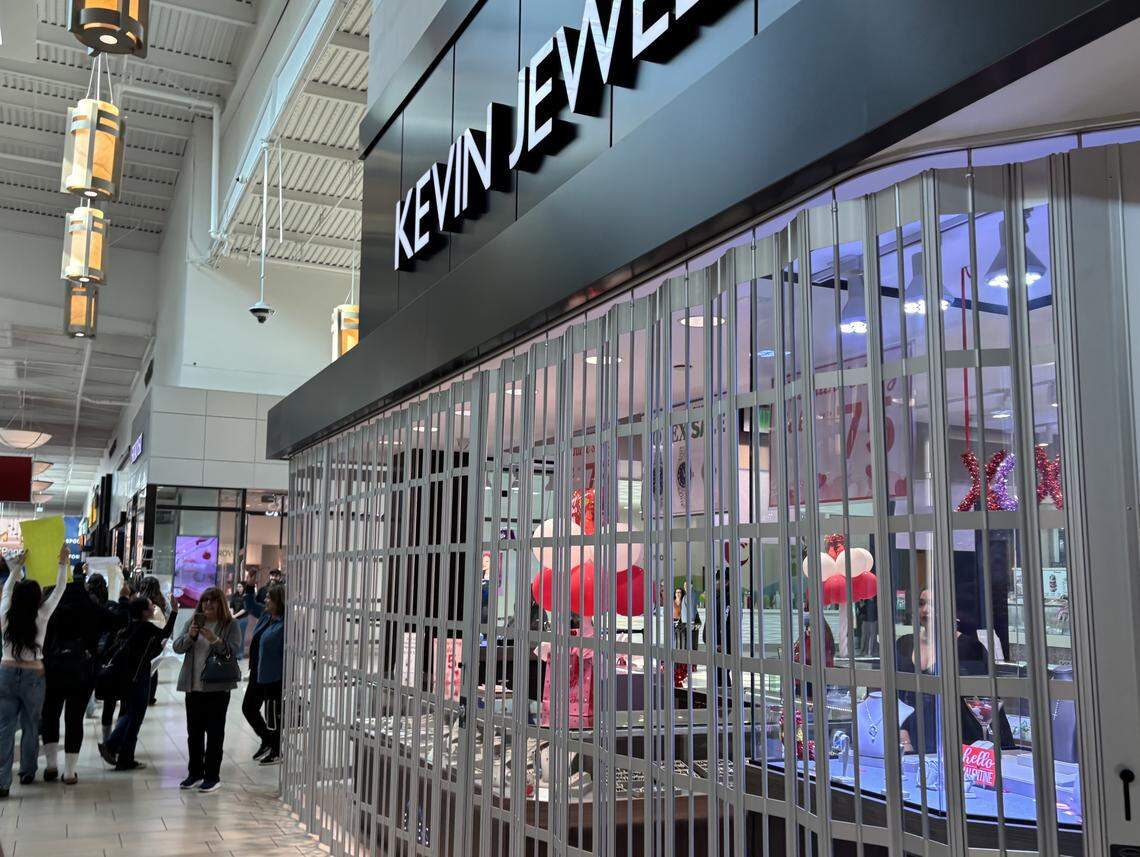 La joyería Kevin Jewelers en el centro comercial Fashion Fair Mall cerró la puerta de seguridad de su tienda mientras los estudiantes de la escuela secundaria Bullard High School desfilaban por el centro comercial alrededor de las 11:40 a.m.