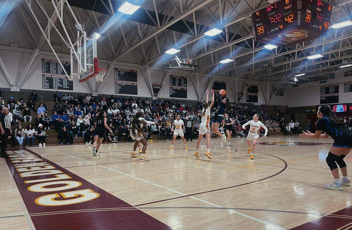 Alyssa Kem goes up for a shot for Clovis High. The Cougars defeated Clovis West 52-51 in a Tri-RIver Athletic Conference game on Tuesday, Jan. 24, 2023.