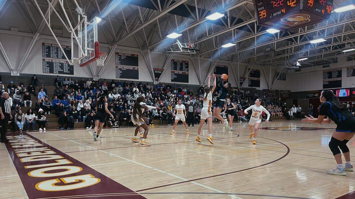 Alyssa Kem goes up for a shot for Clovis High. The Cougars defeated Clovis West 52-51 in a Tri-RIver Athletic Conference game on Tuesday, Jan. 24, 2023.