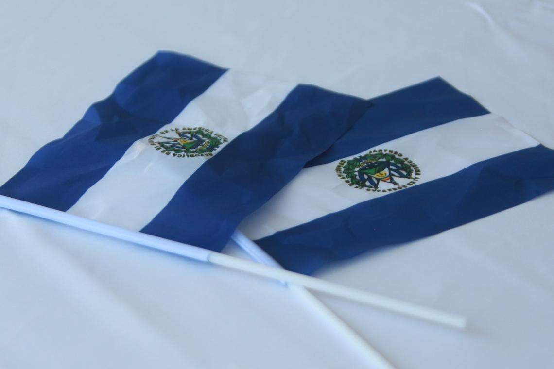Salvadoreños del Valle Central que se reunieron el el sábado 17 de septiembre en las instalaciones del Consulado General de El Salvador en Fresno para celebrar por primera vez el Dia de la Independencia de su país natal, que este año conmemora 201 años.