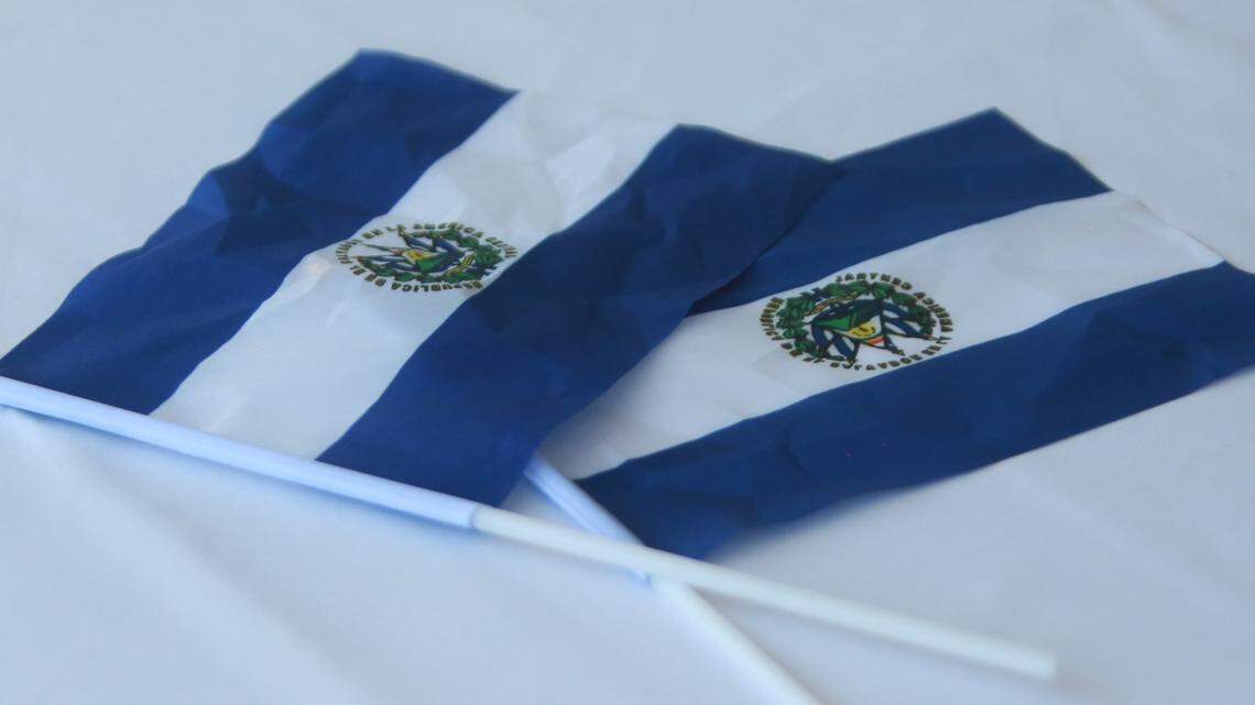 Salvadorans from the Central Valley gathered on Saturday, September 17th, at the Consulate General of El Salvador in Fresno to celebrate for the first time the Independence Day of their native country, which this year commemorates 201 years.