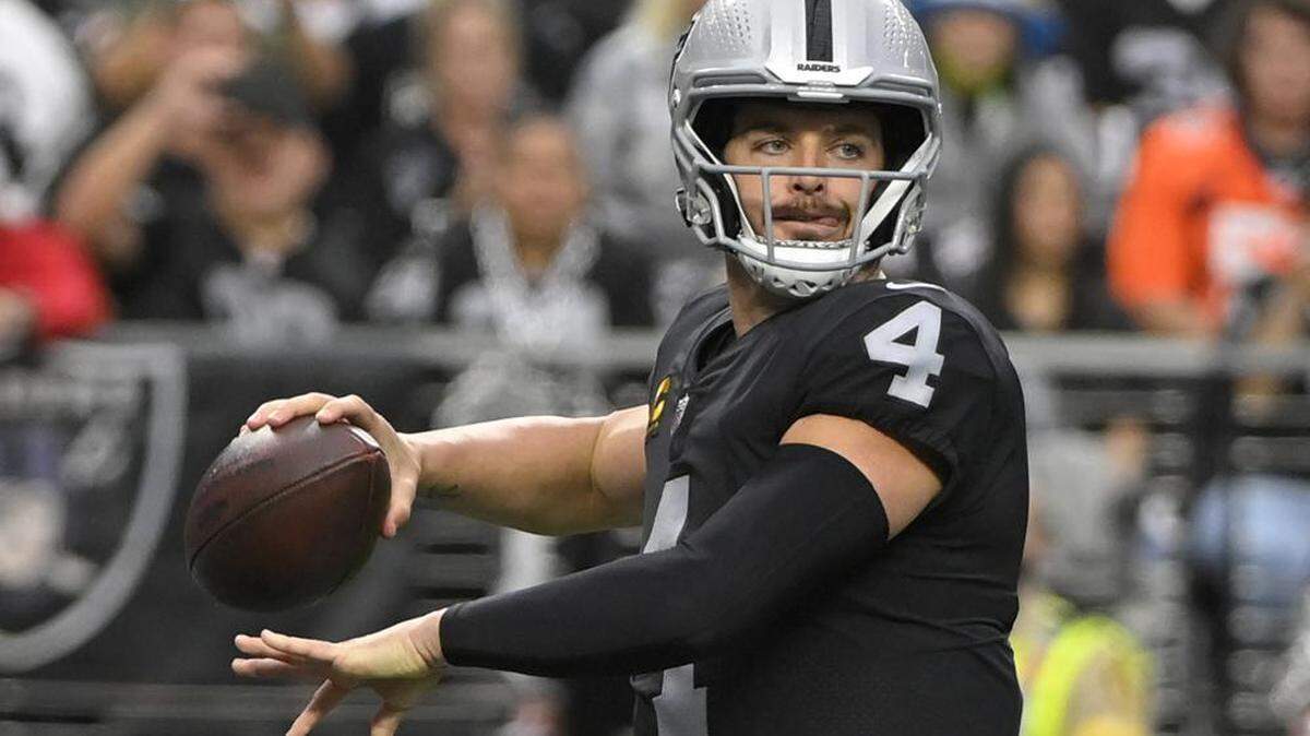 Derek Carr is signing with the New Orleans Saints.