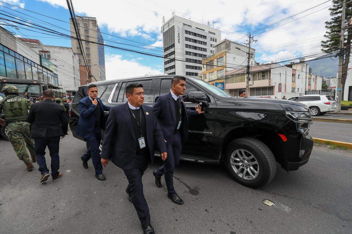 El vehículo que transporta al presidente de Ecuador, Daniel Noboa, sale custodiado por su equipo de seguridad de una estación de radio donde el mandatario ofreció declaraciones sobre la reciente ola de violencia en el país, hoy, en Quito (Ecuador). Noboa aseguró este miércoles que su país se encuentra en estado de guerra tras las acciones violentas protagonizadas por bandas del crimen organizado que le llevó a declarar el conflicto armado interno, y anticipó que no piensa negociar ni ceder ante estos grupos, a los que su Gobierno ha calificado como “terroristas”.