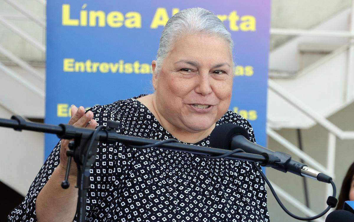 Sarah Reyes, ejecutiva de California Endowment, quien aprendió medios de difusión en Radio Bilingüe, habla durante la entrega de un cheque de $2 millones para la expansión de Radio Bilingüe, el 8 de noviembre de 2023.
