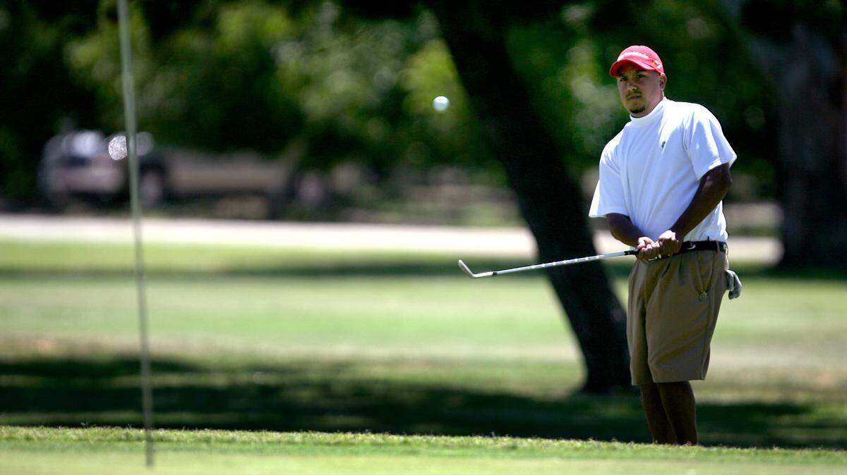 Jon Rosa is shown during the Fresno County Golf Tournament at Fig Garden Golf Club in 2007.  The club’s owners have announced it will close by year’s end.