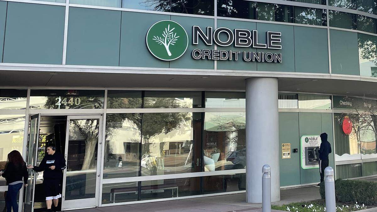 La sucursal de Noble Credit Union en el centro de Fresno, fotografiada el 10 de enero de 2024. La cooperativa de crédito fue demandada por el Mexican American Legal Defense and Educational Fund.