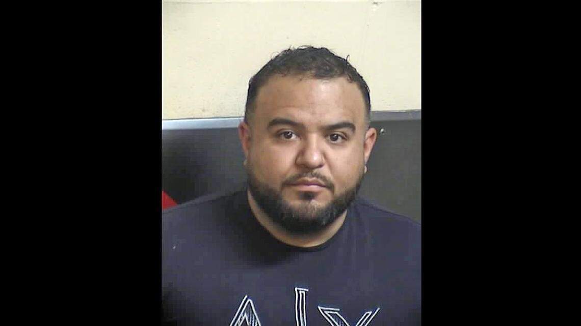 Rey Medeles, de 37 años, detective de la policía de Fresno que fue despedido en junio, fue arrestado el jueves 9 de octubre de 2025 y acusado de robar dinero de la sala de pruebas de la policía.