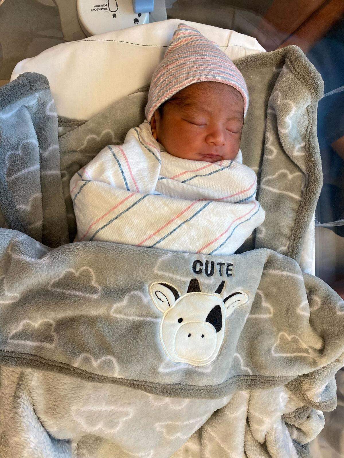 Bonifacio Tellez Roman was born at 12:10 a.m. Jan. 1 at Sierra View Medical Center in Porterville.