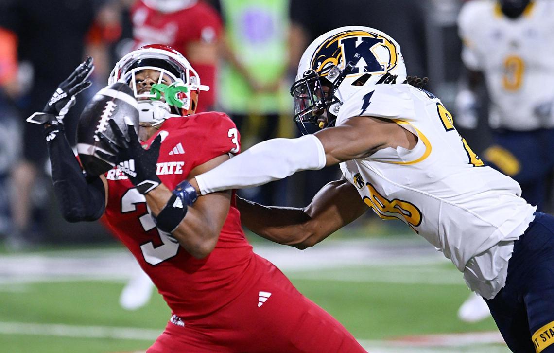 Fresno State wide reecived Erik Brooks, left, makes the catch for the Bulldog’s first touchdown, covered by Kent State’s Alex Branch, right, Saturday, Sept. 23, 2023 in Fresno.