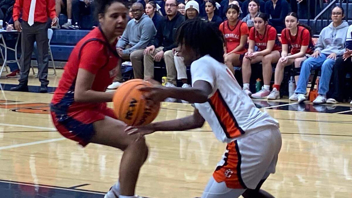 Central’s Keytonna Ross dribbles the ball in the fourth quarter against San Joaquin Memorial on Thursday, Feb. 29, 2024.