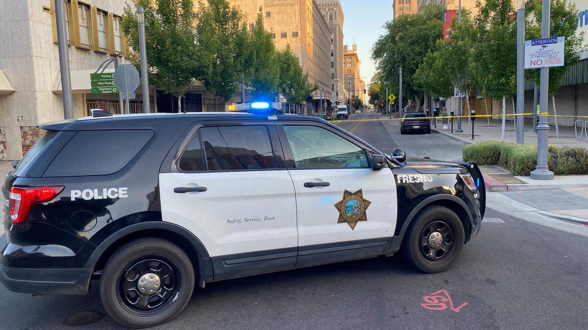 Investigadores cerraron Fulton Street, entre Kern y Fresno, en la ciudad de Fresno el viernes 2 de junio de 2023, después de un apuñalamiento fatal, dijo la policía.