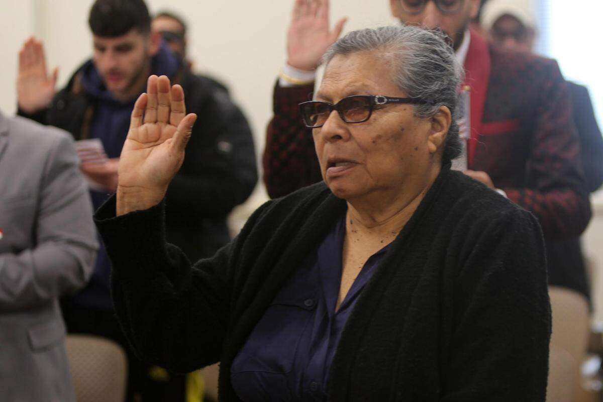 Martha Salas de Santos, de 68 años, es otra de los nuevos ciudadanos americanos que tomaron el juramento de lealtad la mañana del jueves (16 de febrero) durante una ceremonia de naturalización en Fresno.&nbsp;