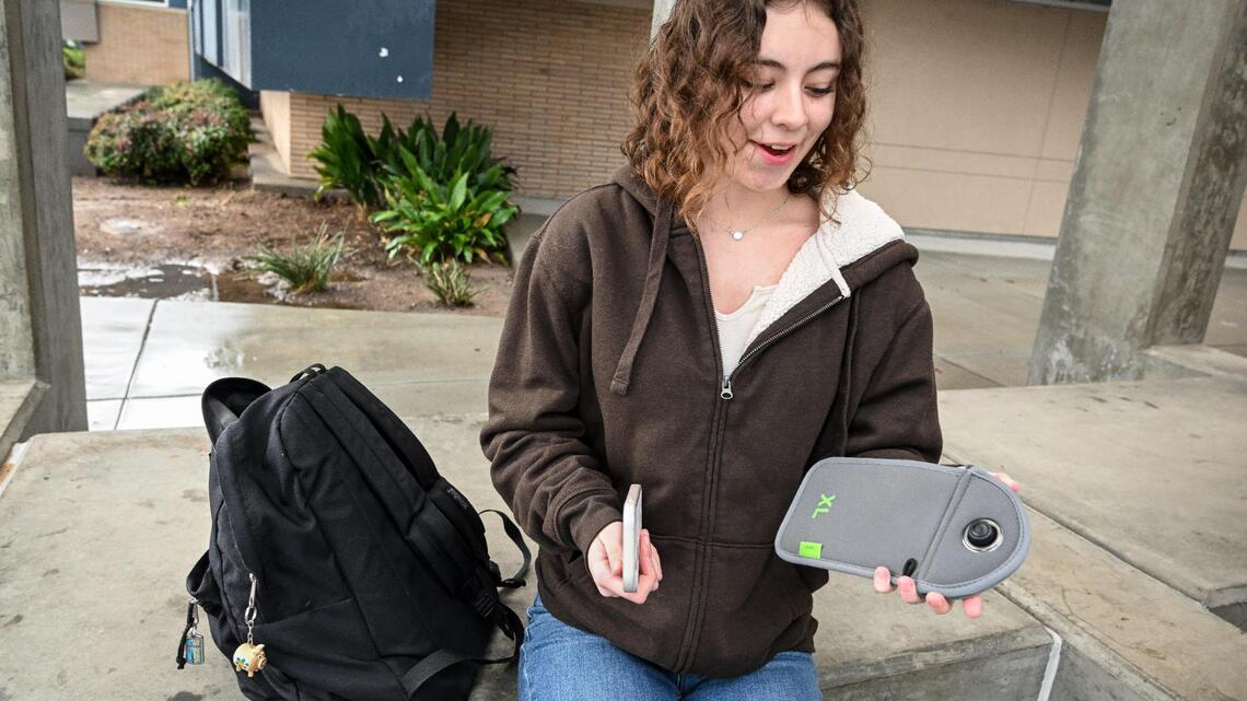 Gobernador Newsom firma ley que limita uso de teléfonos en escuelas. ¿Cuáles serán las nuevas reglas?