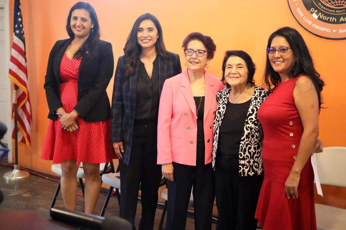 La asambleísta doctora Jasmeet Bains, demócrata de Delano; la asambleísta Sabrina Cervantes, presidenta del Caucus Legislativo Latino, y la senadora estatal Anna Caballero, demócrata de Merced, aparecen con Dolores Huerta y su hija Camila Chávez, el martes 19 de septiembre, en Bakersfield. El Dolores Huerta Peace and Justice Cultural Center recibió $7 millones adicionales del Estado.