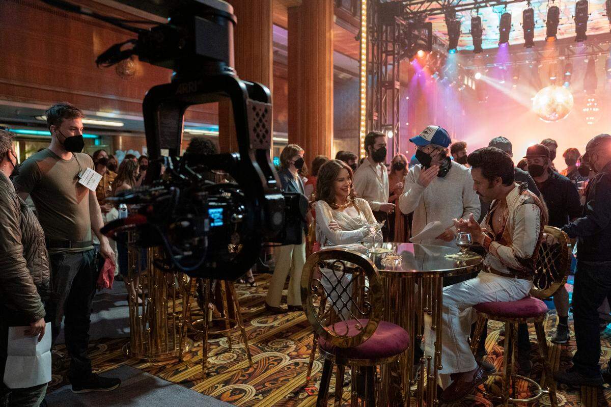 Fotograma cedido por Netflix donde aparece el director Andrés Baiz (i) filmando una escena entre Sofía Vergara, como Griselda, y Wilmer Calderón, como Johnny, para un episodio de ‘Griselda’, la serie de Netflix sobre la famosa narcotraficante colombiana. La serie ‘Griselda’.