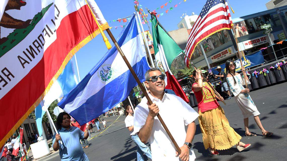 Fresno City Councilmember Miguel Arias carries the California flag during the Fiestas Patrias parade in downtown Fresno on Sept. 15, 2024. / El concejal de la ciudad de Fresno, Miguel Arias, lleva la bandera de California durante el desfile de las Fiestas Patrias en el centro de Fresno el 15 de septiembre de 2024.