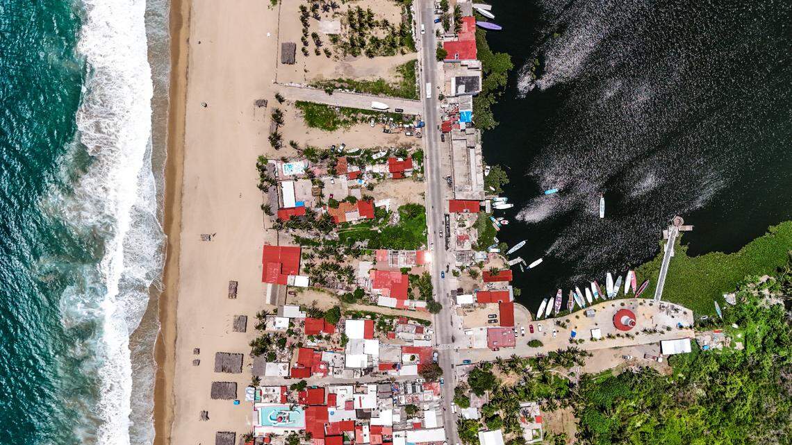 Fotografía de la playa ‘Pie de la Cuesta’, en Acapulco. Los ‘Barrios Mágicos’ son el nuevo programa del Gobierno de México para promover el turismo de ciudades como Acapulco, puerto del sur del país, con lo que sus habitantes también esperan que se resuelvan longevos problemas en infraestructura. / Photograph of the beach ‘Pie de la Cuesta’, in Acapulco. The ‘Magical Neighborhoods’ are the new program of the Mexican government to promote tourism in cities like Acapulco, a port in the south of the country, with which its inhabitants also hope to resolve long-standing infrastructure problems.