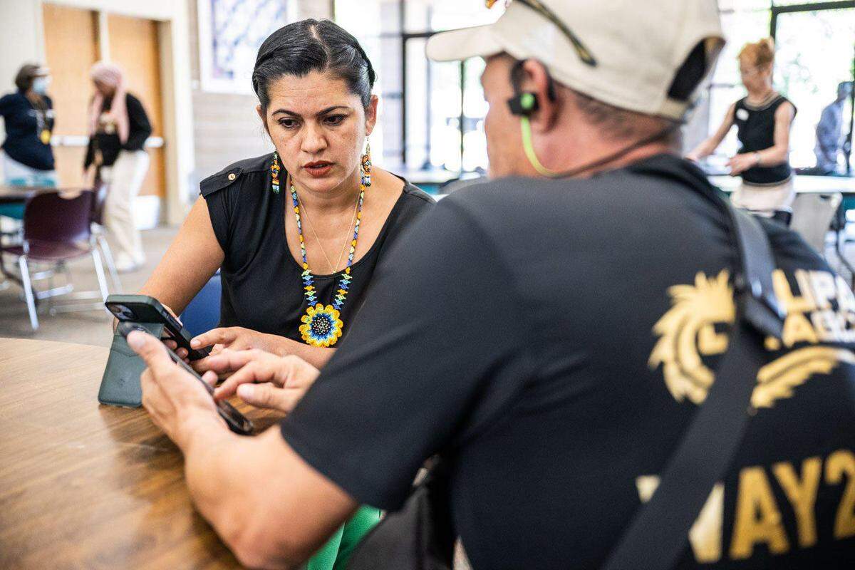 Gabby Trejo, directora ejecutiva de ACT, habla con Diego, uno de los inmigrantes trasladados a Sacramento a principios de junio, el jueves 29 de junio de 2023 durante un día de actividades en una iglesia local.