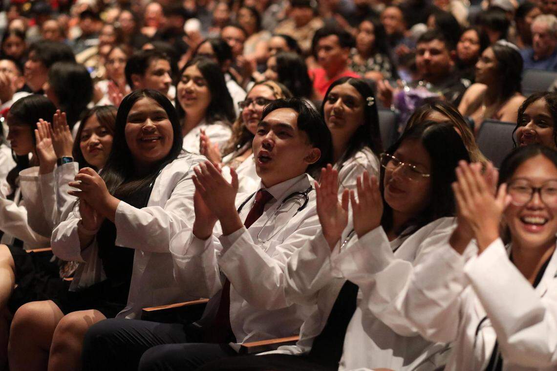 El programas de la Academia de Doctores de UCSF Fresno en la Escuela Preparatoria Sunnyside graduarán un total de 24 estudiantes.