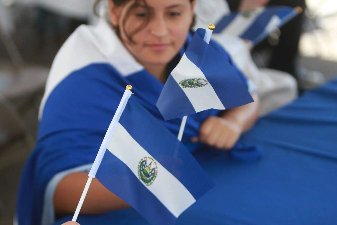 Cynthia Solano, de padres salvadoreños, el sábado 17 de septiembre en las instalaciones del Consulado General de El Salvador en Fresno para celebrar por primera vez el Dia de la Independencia de su país natal, que este año conmemora 201 años.