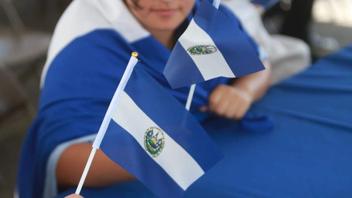 Cynthia Solano, de padres salvadoreños, el sábado 17 de septiembre en las instalaciones del Consulado General de El Salvador en Fresno para celebrar por primera vez el Dia de la Independencia de su país natal, que este año conmemora 201 años.