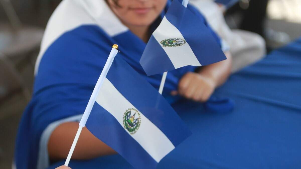 Cynthia Solano, de padres salvadoreños, el sábado 17 de septiembre en las instalaciones del Consulado General de El Salvador en Fresno para celebrar por primera vez el Dia de la Independencia de su país natal, que este año conmemora 201 años.