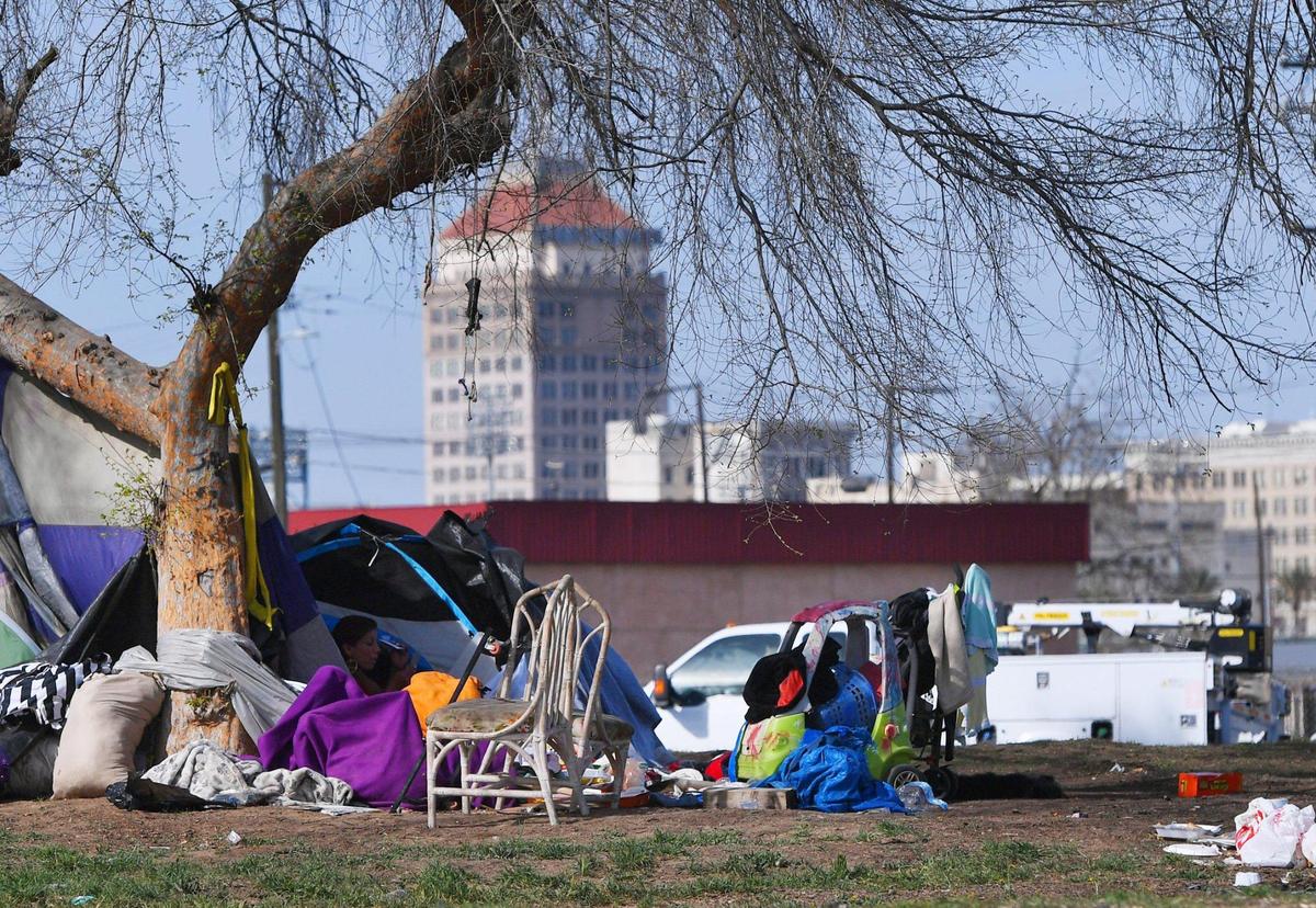 El llamado campamento Triangle de indigentes, visto a principios de mes, estaba justo al sur del centro de Fresno. Funcionarios municipales y estatales llegaron el miércoles 17 de marzo para limpiarlo.