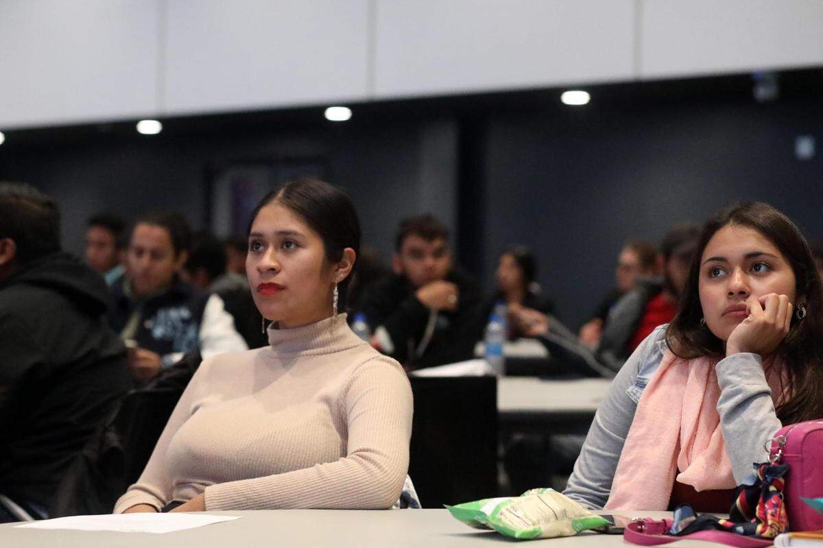 Estudiantes que están cursando la carrera de Ingeniero agrónomo especialista en parasitología agrícola, en la Universidad Autónoma Chapingo, una de las principales instituciones agrícolas de México, visitan la Universidad de California, Merced el 1 de marzo durante un viaje educativo de 10 días a los Estados Unidos.