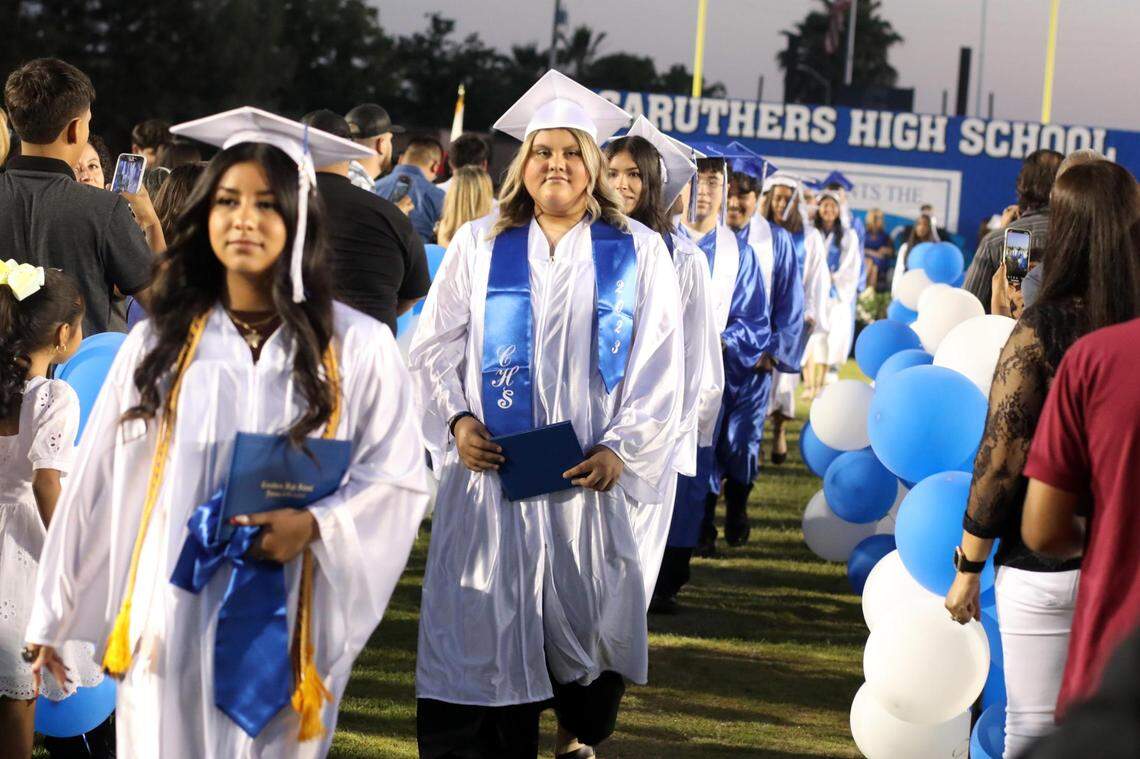 Caruthers High School graduó a 167 estudiantes el viernes por la noche (2 de junio).