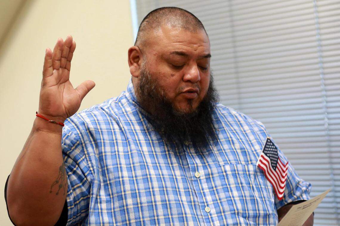Ernesto Antonio Zavaleta, de El Salvador, toma juramento a la bandera de los Estados Unidos durante una ceremonia de naturalización el martes, 24 de enero en las oficinas del Servicios de Inmigración y Ciudadanía de los Estados Unidos en Fresno.