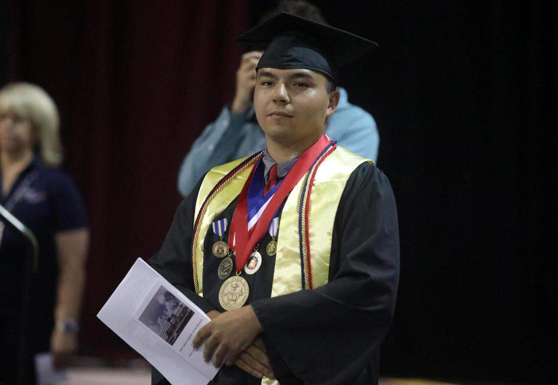 Sylas Ramos se graduó con una licenciatura en administración de empresas de Fresno State el viernes por la mañana. Fue el medallista del decano de la Escuela de Negocios Craig.
