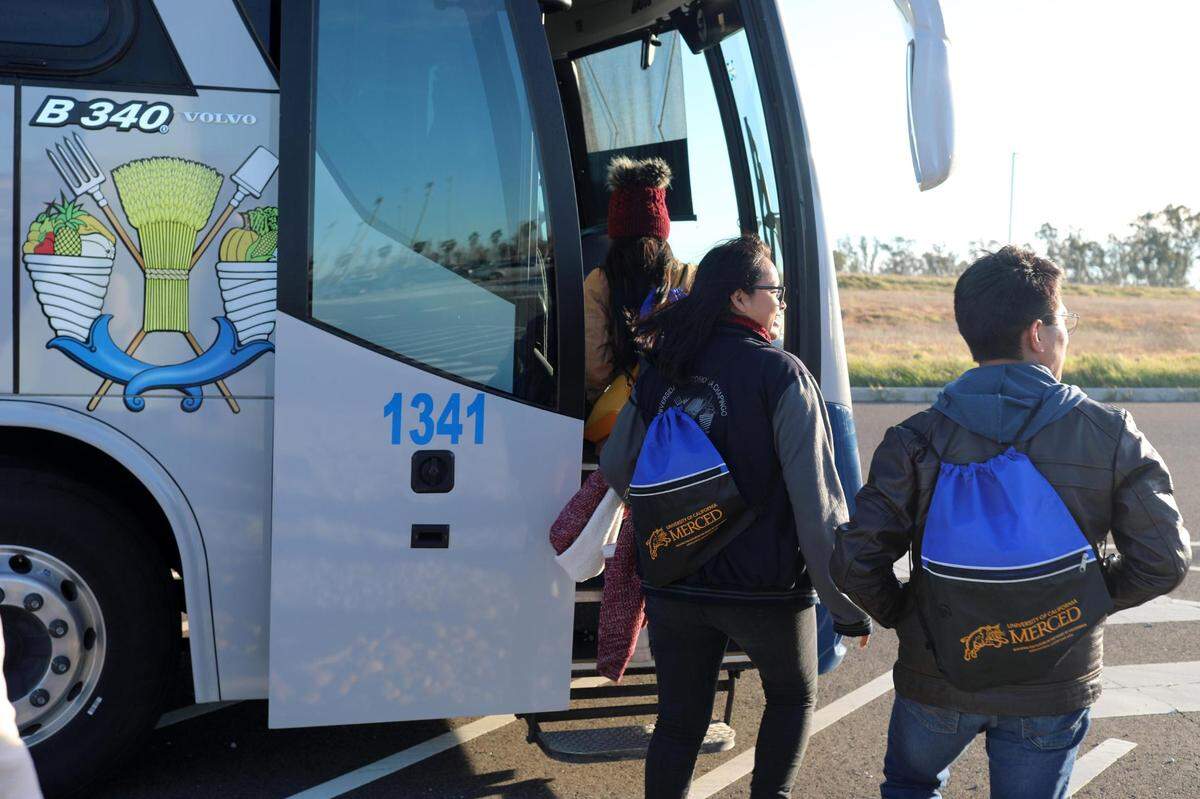 Estudiantes universitarios de la Universidad Autónoma Chapingo, una de las principales instituciones agrícolas de México, visitan la Universidad de California, Merced el 1 de marzo durante un viaje educativo de 10 días a los Estados Unidos.