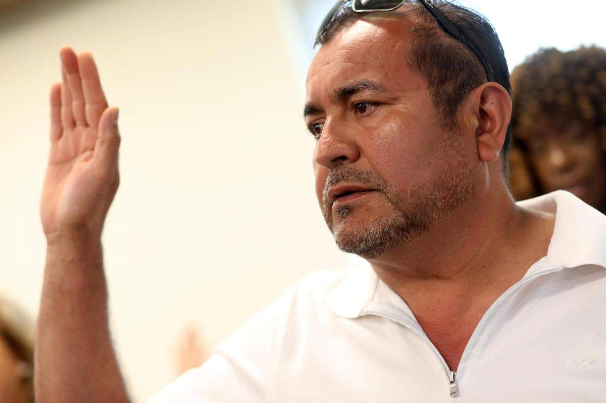 Salvador Ramírez fue una de las personas del Valle proveniente de varios países incluyendo México que tomaron juramento a la bandera de los Estados Unidos durante una ceremonia de naturalización en la oficina del USCIS en Fresno el martes, 18 de julio.