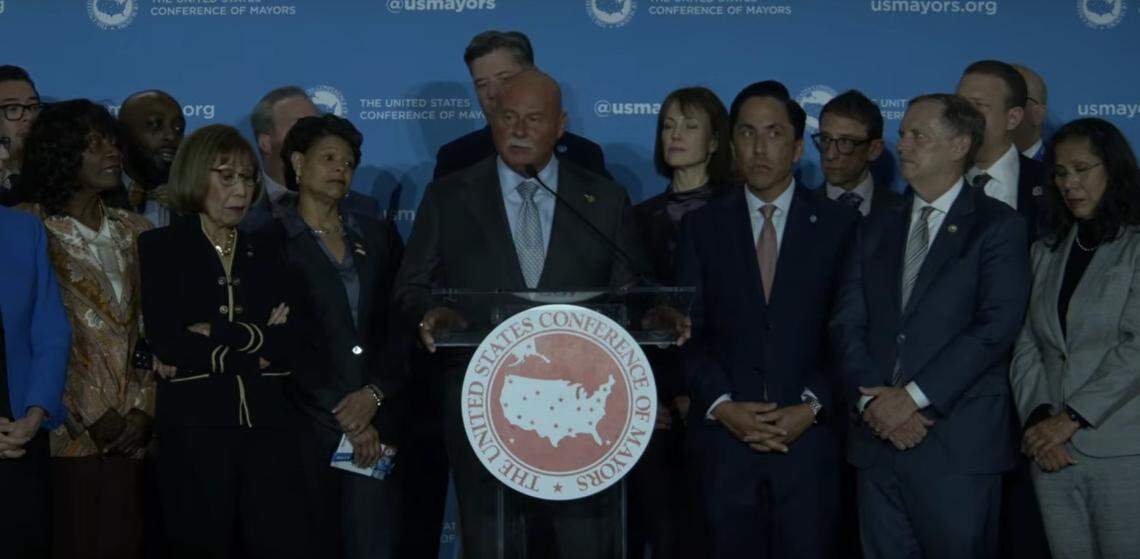 El alcalde de Fresno, Jerry Dyer, habla durante una rueda de prensa en la 94ª Reunión de Invierno de la Conferencia de Alcaldes de Estados Unidos en Washington D.C.el 28 de enero de 2026.