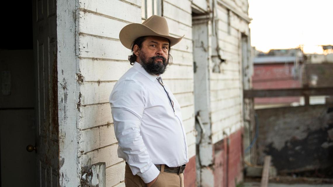 El actor Daniel Mora platicó recientemente con Vida en el Valle sobre cómo fue personificar a Rafael Morales en la serie de televisión ‘Casa Grande’, que ahora se transmite solo en Amazon Freevee y Amazon Prime.